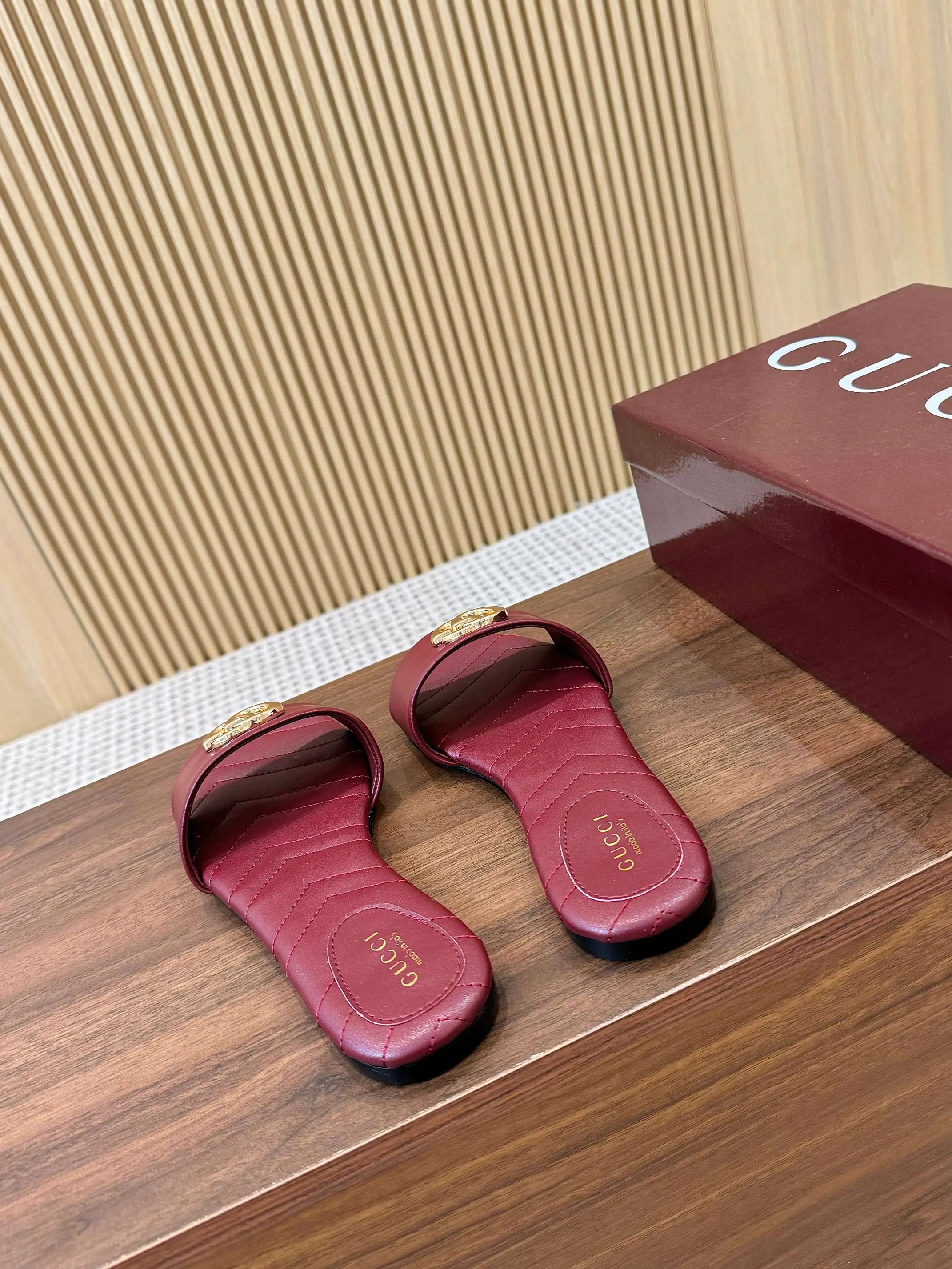 👟👟Ex-factory price 440👟👟 💯💯💯Gucci 2025 spring and summer latest popular slip-on sandals series... [Round toe] Latest double G buckle. Embroidery style Original quality 🍃Original European style, 💥perfect on the feet💃💃When worn with this shoe, it is elegant and crystal clear. No matter the materials of the accessories, they are all customized one by one. You must go to get the original version. The whole series is full of exciting and innovative elements. The texture of different materials, the texture of the materials, and the expression of the materials have a strong artistic atmosphere... ❶ Upper: imported cowhide ❷ Inner lining: customized imported sheepskin ❸ Foot pads: customized imported sheepskin ❹ Outsole: imported Italian genuine leather outsole ❺ Heel height: 1.5CM ❻ Packaging: Original full set of packaging ❼ Code number: 35-43 (41.42.43 customized is not returnable)